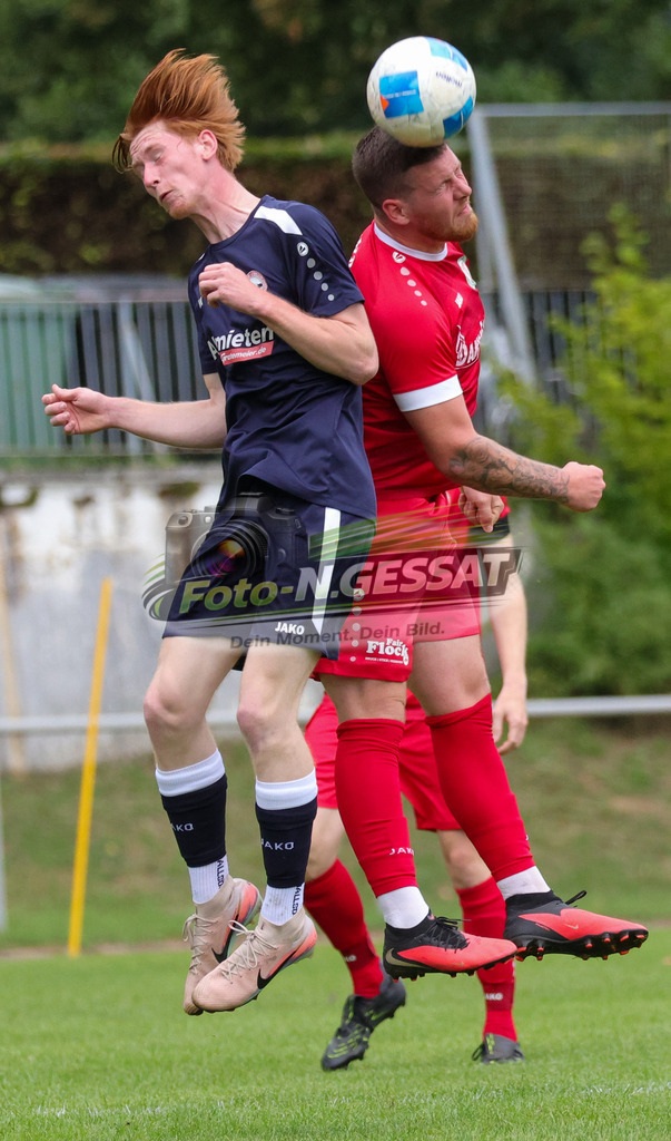 Bünder SV - VfL Holsen | Auf dem Bild zu sehen: rot Bünder SV: Fabian Schnelle ; blau VfL Holsen: Jendrik Josef SchwarzBünder SV, VfL Holsen, Saison 26/27, Kreisliga A, Bünde, Deutschland - Realisiert mit Pictrs.com