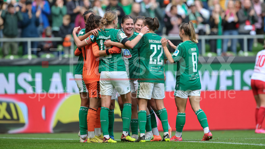 Fussball, Google Pixel Frauen-Bundesliga, SV Werder Bremen - 1. FC Köln | v.li.: Spielerinnen des SV Werder Bremen mit Jubel über den Sieg, Freude über das gewonnene Spiel , DIE DFB-RICHTLINIEN UNTERSAGEN JEGLICHE NUTZUNG VON FOTOS ALS SEQUENZBILDER UND/ODER VIDEOÄHNLICHE FOTOSTRECKEN. DFB REGULATIONS PROHIBIT ANY USE OF PHOTOGRAPHS AS IMAGE SEQUENCES AND/OR QUASI-VIDEO.