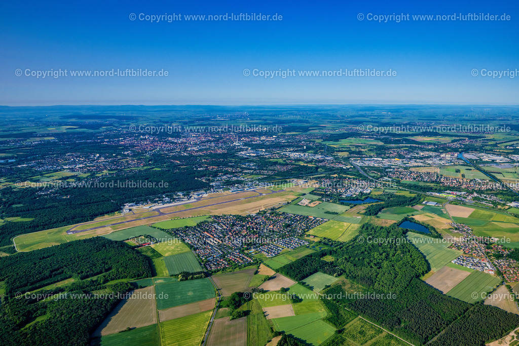 Braunschweig_Flughafen_Braunschweigwolfsburg_Gmbh_ELS_3825050623 | BRAUNSCHWEIG 05.06.2023 Start- und Landebahnen mit Rollwegen Hangaranlagen und Terminals auf dem Gelände des Flughafen im Ortsteil Waggum in Braunschweig im Bundesland Niedersachsen, Deutschland. Weiterführende Informationen bei: Braunschweig Zukunft GmbH,  Flughafen Braunschweig-Wolfsburg GmbH. // Runway with hangar taxiways and terminals on the grounds of the airport in the district Waggum in Brunswick in the state Lower Saxony, Germany. Further information at: Braunschweig Zukunft GmbH,  Flughafen Braunschweig-Wolfsburg GmbH. Foto: Martin Elsen