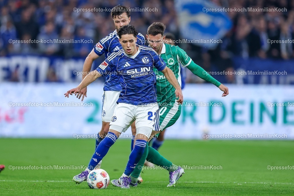 S0426092501128 | 25.09.2025, Fußball, FC Schalke 04 - SpVgg Greuther Fürth, 7.Spieltag, 2. Fußball Bundesliga, Veltins-Arena Gelsenkirchen, Saison 2025 2026: Soufiane El-Faouzi&nbsp;(Schalke04 #23) im Zweikampf gegen  Branimir Hrgota&nbsp;(Greuther Fürth #10) DFB regulations prohibit any use of photographs as image sequences and or quasi-video.
