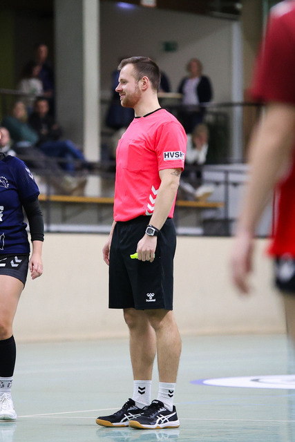 Handball I Damen I Saison 2025-2026 I Verbandsliga Süd I HSG Kalkberg 06 - MTV Dänischenhagen I 14.12.2025.147 | v.l. Juliane Steffens (12, HSG Kalkberg 06), Steffen Lembrecht (Schiedsrichter) - Realisiert mit Pictrs.com