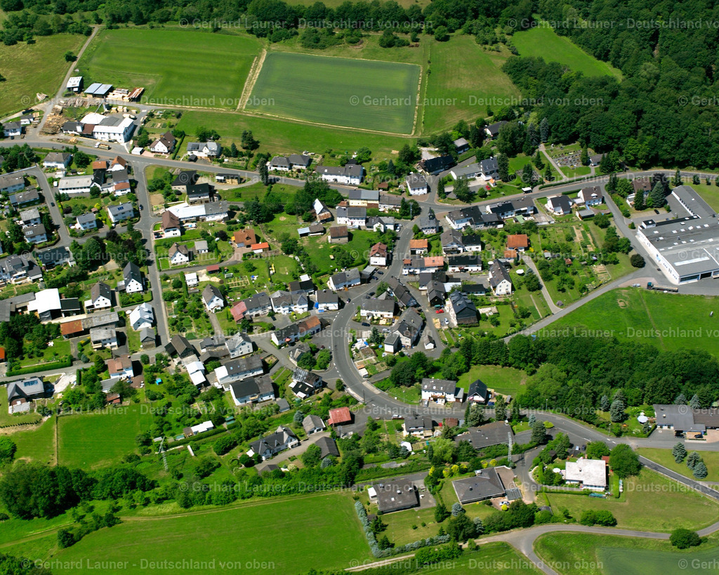 2610704 | GUNTERSDORF 09.06.2006 Von Wald und Forstgebieten umgebener Ortskern der Straßen und Häuser und Wohngebiete in Guntersdorf im Bundesland Hessen, Deutschland // Surrounded by forest and forest areas center of the streets and houses and residential areas in Guntersdorf in the state Hesse, Germany Foto: Gerhard Launer