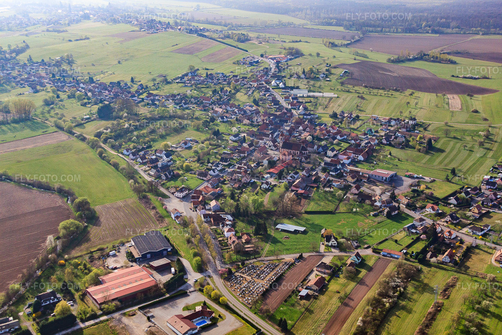 Aerial view: View of the town from the west in Durrenbach in the state Bas-Rhin, France. – Photo: IMG_63766.jpg taken on 03/30/2014 by Werner Riehm/FLY-FOTO.com – Resolution of the original: 4752 x 3168 px