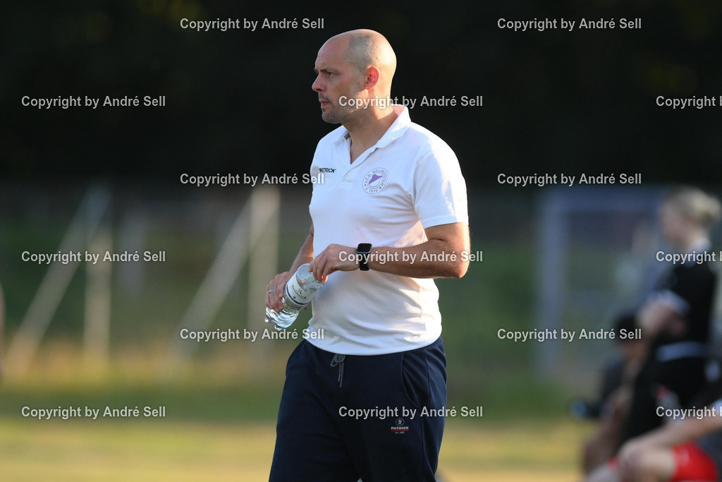 VfR Neumünster vs FC Kilia Kiel | Trainer Danny Cornelius (VfR) / Fußball-Oberliga Männer 2026/2027 / VfR Neumünster vs FC Kilia Kiel / Grümmi-Arena / Neumünster / 04.08.26 - Realisiert mit Pictrs.com