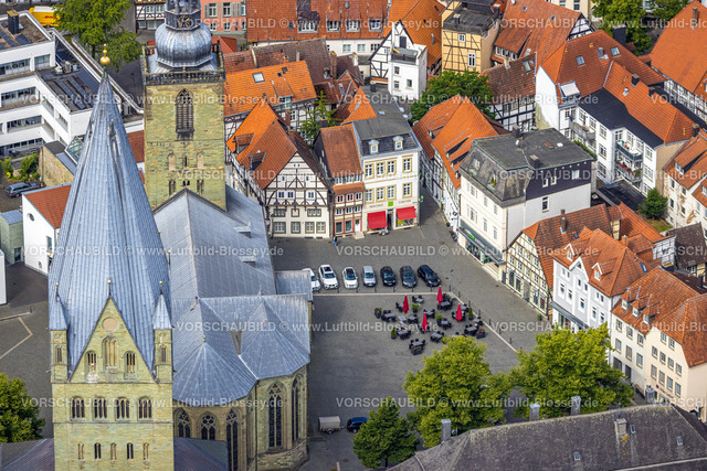 Soest220600459 | Luftbild, Luftbild, Altstadt mit St. Petri Alde Kerke und St. Patrokli-Dom, AuÃŸengastronomie auf dem Petrikirchhof, Soest, Soester Boerde, Nordrhein-Westfalen, Deutschland