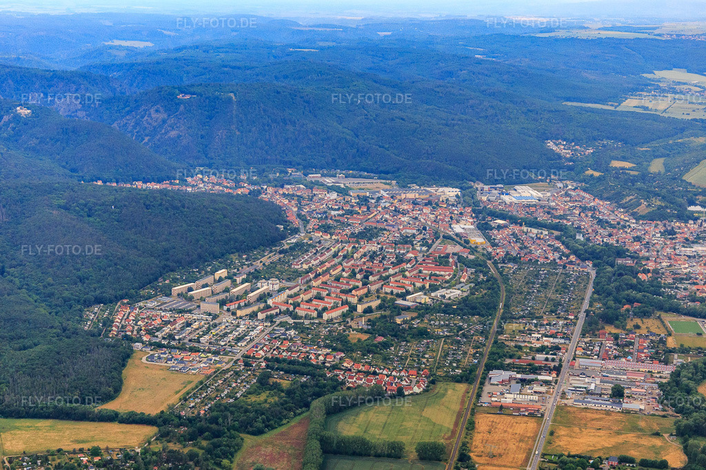 Luftbild: Ortsansicht von Osten in Thale im Bundesland Sachsen-Anhalt in Deutschland. Foto: IMG_136368.jpg vom 16.06.2023 durch Werner Riehm/FLY-FOTO.de