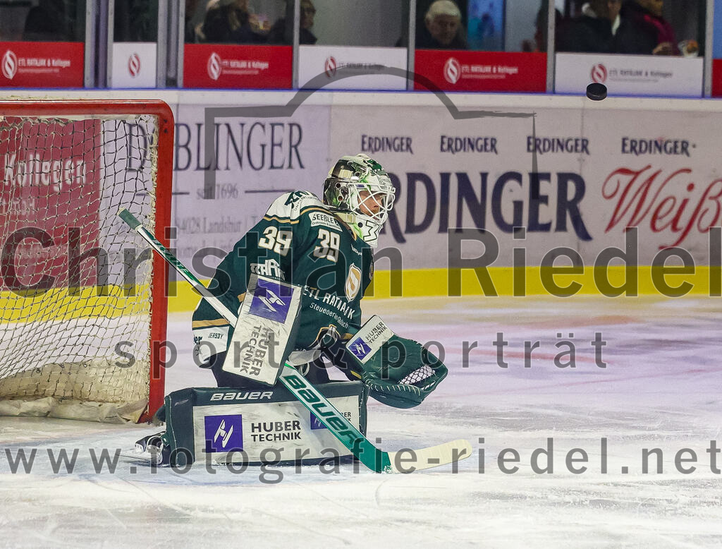 2025-11-30_051_TSV_Erding_gegen_EC_Peiting | Erding, Deutschland, 30.11.2025:Eishockey, Oberliga Süd 2025 / 2026, 22. Spieltag, TSV Erding gegen EC Peiting, Endergebnis: 5:1Torwart Leon Meder (Erding Gladiators, #39)Foto: Christian Riedel / fotografie-riedel.net