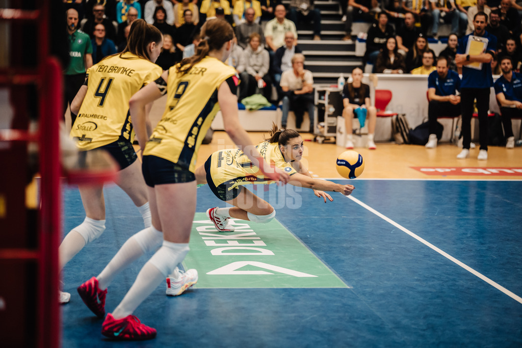Volleyball | Frauen | Saison 2025/2026 | Volleyball Bundesliga | SSC Palmberg Schwerin vs. ETV Hamburger Volksbank Volleys | 18.10.2025 | Vedrana Jaksetic (#17, SSC Palmberg Schwerin) springt zum Ball