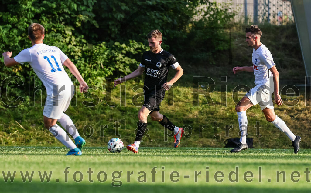 2023-07-18_114_FC_Herzogstadt_gegen_FC_Eitting | Erding, Deutschland, 18.07.2023:
Fußball, TOTO Pokal 2023 / 2024, 1. Spieltag, FC Herzogstadt gegen FC Eitting, Endergebnis: 2:4 n.E.

Lukas Treffler (FC Eitting, #11), Daniel Karamatic (FC Herzogstadt, #10), Andreas Kostorz (FC Eitting, #19)

Foto: Christian Riedel / fotografie-riedel.net