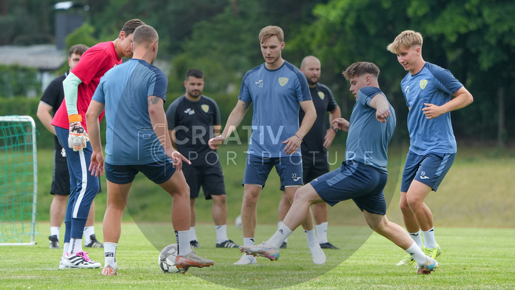 Fußball, Herren, Saison 2025/2026, Regionalliga Nordost, Trainingsauftakt des FSV 63 Luckenwalde am 18.06.2025 im Werner-Seelenbinder-Stadion, | Fußball, Herren, Saison 2025/2026, Regionalliga Nordost, Trainingsauftakt des FSV 63 Luckenwalde am 18.06.2025 im Werner-Seelenbinder-Stadion, Im Bild: v.l. Kevin Tittel, Lucas Will, Fabio Schneider, Nick Graupner und Fritz Schröder - Realisiert mit Pictrs.com