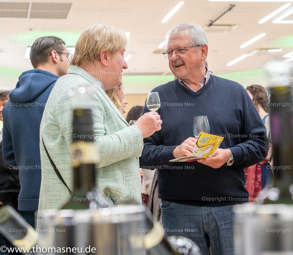 DSC_7848 | Der Bergsträßer Weintreff ist traditionell die Auftaktveranstaltung für den Bergsträßer Weinfrühling. Alljährlich April  bietet der Weintreff im Bürgerhaus Bensheim die einmalige Gelegenheit, fast 170 Bergsträßer Weine, Seccos und Sekte von 19 Weinbaubetrieben an einem Ort zu probieren. Nahezu alle Bergsträßer Betriebe sind vertreten und bieten ihre Spezialitäten an. Bild: Thomas Neu