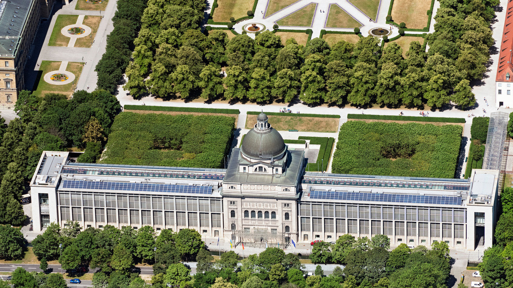 dr__0202613.jpg | MüNCHEN 29.06.2023 Gebäudekomplex des Ministerium der Bayerischen Staatskanzlei am Hofgarten im Stadtteil Altstadt-Lehel in München im Bundesland Bayern, Deutschland. // Building complex of the ministry of the Bavarian State Chancellery at the Hofgarten in the district Altstadt-Lehel in Munich in the state Bavaria, Germany. Foto: Daniel Reiter