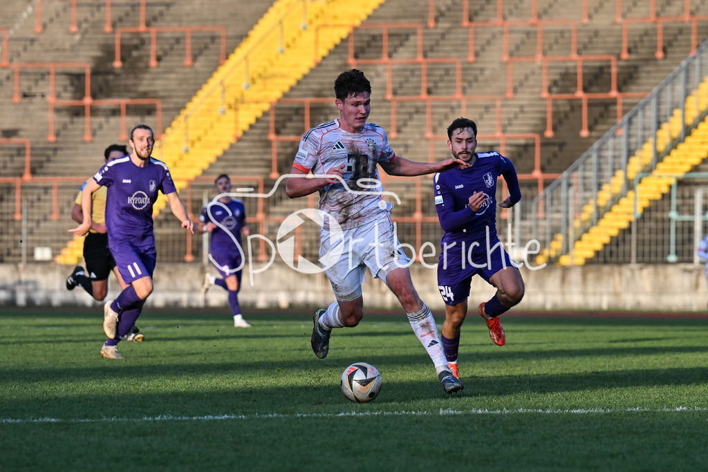 TSV Schwaben Augsburg - FC Bayern Amateure | AUGSBURG, GERMANY - 29. NOVEMBER: Torchance Richard Christian MEIER (FC Bayern München II 9) neben Elias HERZIG (TSV Schwaben Augsburg 24) beim Ligaspiel zwischen dem TSV Schwaben Augsburg und den Amateuren des FC Bayern am 20. Spieltag der Regionalliga Bayern im Rosenaustadion