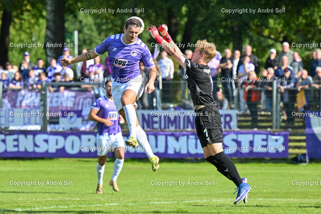 VfR Neumünster vs Holstein Kiel II | Kastriot Alija (VfR #19) vs Henrie Müller-Kalthoff (Holstein #1 klärt per Faustabwehr) / Fußball-Oberliga Männer 2026/2027 / VfR Neumünster vs Holstein Kiel II / Grümmi-Arena / Neumünster / 27.09.26 - Realisiert mit Pictrs.com