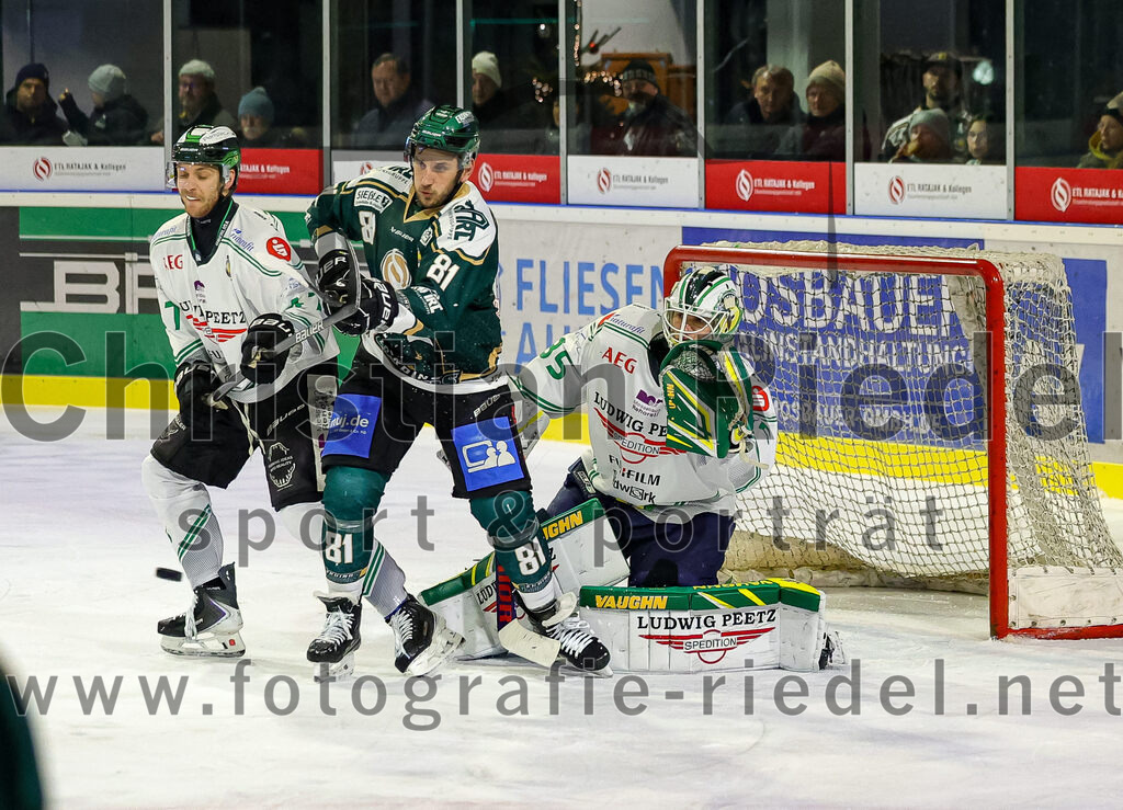 2026-01-02_109_TSV_Erding_gegen_Hoechstadt_Alligators | Erding, Deutschland, 02.01.2026:Eishockey, Oberliga Süd 2025 / 2026, 33. Spieltag, TSV Erding gegen Höchstadt Alligators, Endergebnis: 2:1Philipp Stobbe (Höchstadt Alligators, #47), Maximilian Forster (Erding Gladiators, #81), Torwart Luca Ganz (Höchstadt Alligators, #35)Foto: Christian Riedel / fotografie-riedel.net