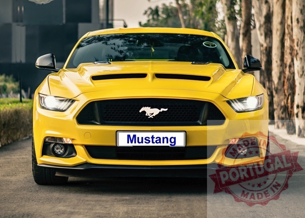 Yellow Ford Mustang muscle car parked outdoors | Yellow Ford Mustang, a powerful American muscle car, standing on a street - Realisiert mit Pictrs.com
