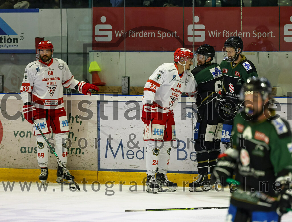 2023-03-19_023_TSV_Erding_gegen_TEV_Miesbach | Erding, Deutschland, 19.03.2023:
Eishockey, Bayernliga Playoffs 2022 / 2023, Halbfinale, TSV Erding gegen TEV Miesbach, Endergebnis: 

Nikolaus Meier (TEV Miesbach, #69), Stefano Rizzo (TEV Miesbach, #24), Roni Rukajärvi (Erding Gladiators, #61), Florian Zimmermann (Erding Gladiators, #5)

Foto: Christian Riedel / fotografie-riedel.net