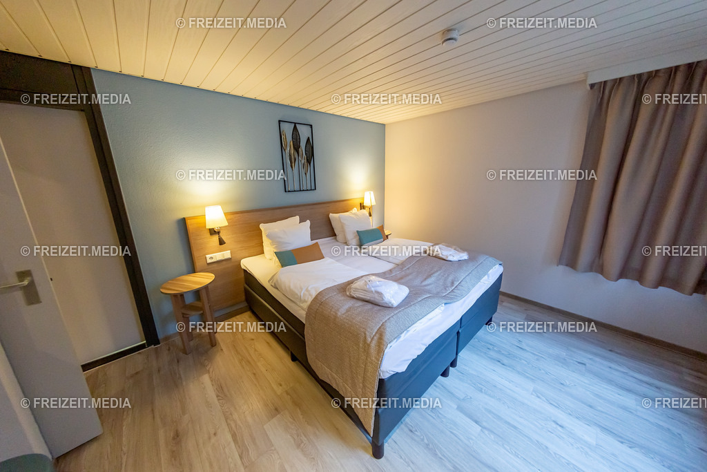 VIP BUNGALOW IM CENTER PARCS BISPINGER HEIDE | CENTER PARCS BISPINGER HEIDE

VEROEFFENTLICHUNG NUR GEGEN HONORAR

CONTACT:
FREIZEIT.MEDIA
HENDRIK PÖTHER
IM SCHLATT 24
46414 RHEDE

FON: +49 (0)2872 9496637
MAIL: INFO@FREIZEIT-MEDIA.DE
WEB: WWW.FREIZEIT.MEDIA - Realisiert mit Pictrs.com
