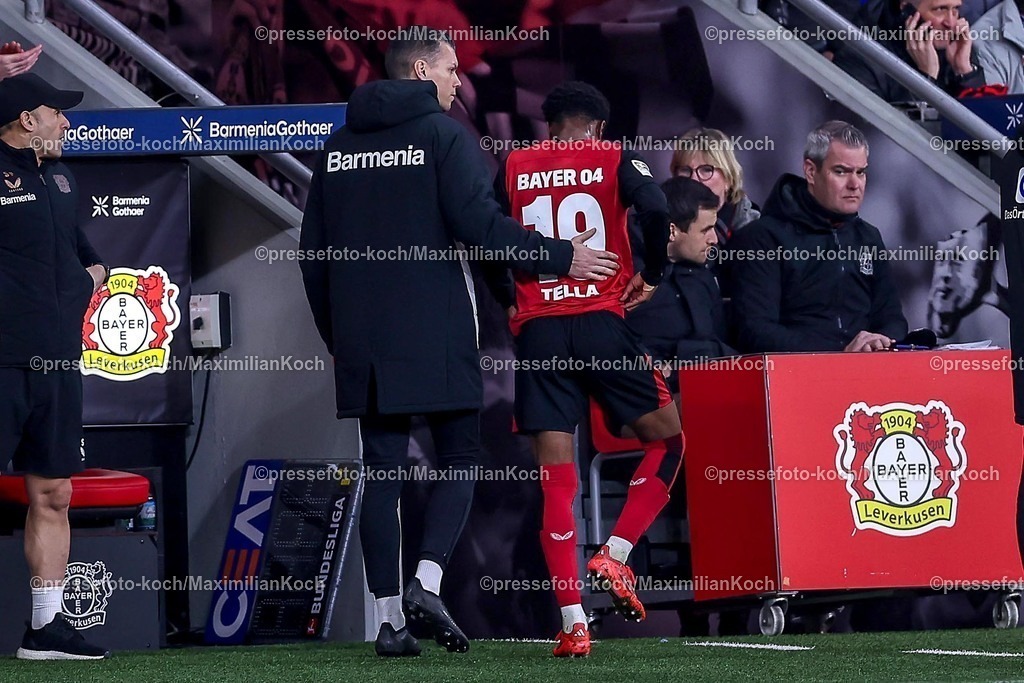 Lev02022502203 | 02.02.2025, Fußball, Bayer 04 Leverkusen - TSG 1899 Hoffenheim, 1. Fußball Bundesliga, 20. Spieltag, BayArena, Saison 2024 2025: Nathan Tella (Bayer04 Leverkusen #19) muss verletzt Verletzung mit Schmerzen das Spielfeld verlassenDFB regulations prohibit any use of photographs as image sequences and or quasi-video.