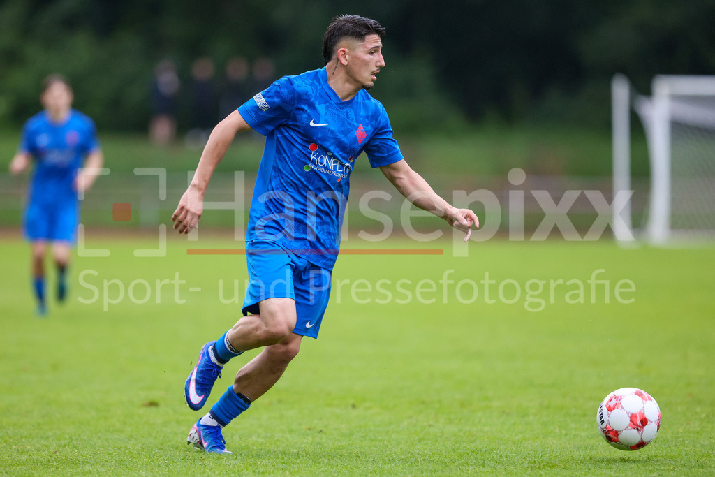 Fussball, Aufstiegsrunde Regionalliga Nord, Blumenthaler SV - 1. FC Germania Egestorf-Langreder | Alejandro Kellnar (Blumenthaler SV, 26) am Ball, Einzelbild, Ganzkörper, Aktion, Action, Spielszene
