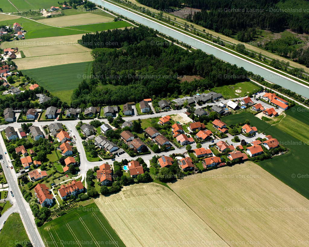 2600739 | HöCHFELDEN 09.06.2006 Wald- Gebiete und Forstflächen umsäumen das Siedlungsgebiet des Dorfes in Höchfelden im Bundesland Bayern, Deutschland // Village - view on the edge of forested areas in Höchfelden in the state Bavaria, Germany Foto: Gerhard Launer