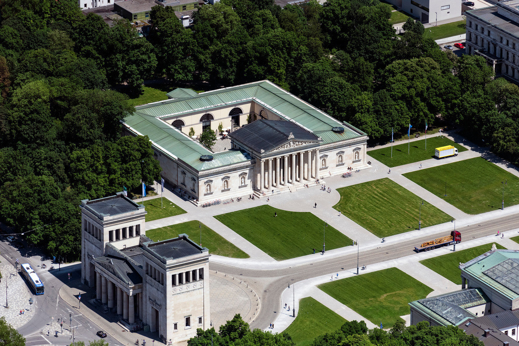 dr__0097020.jpg | MüNCHEN 19.05.2022 Museums- Gebäude der " Glyptothek " am Königsplatz im Stadtteil Maxvorstadt in München im Bundesland Bayern, Deutschland. Weiterführende Informationen bei: Staatliche Antikensammlungen und Glyptothek. // Museum building of the "Glyptothek" on Koenigsplatz in the district Maxvorstadt in Munich in the state Bavaria, Germany. Further information at: Staatliche Antikensammlungen und Glyptothek. Foto: Daniel Reiter