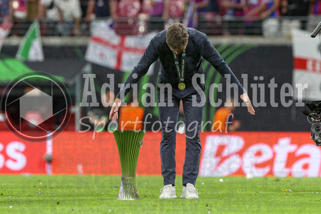 27.05.2026, EUR, Fussball, Herren, Conference League Finale, Saison 2025/2026, Crytsal Palace F.C. - Rayo Vallecano de Madrid | Oliver Glasner (Crystal Palace, Trainer) verbeugt sich vor den Fans