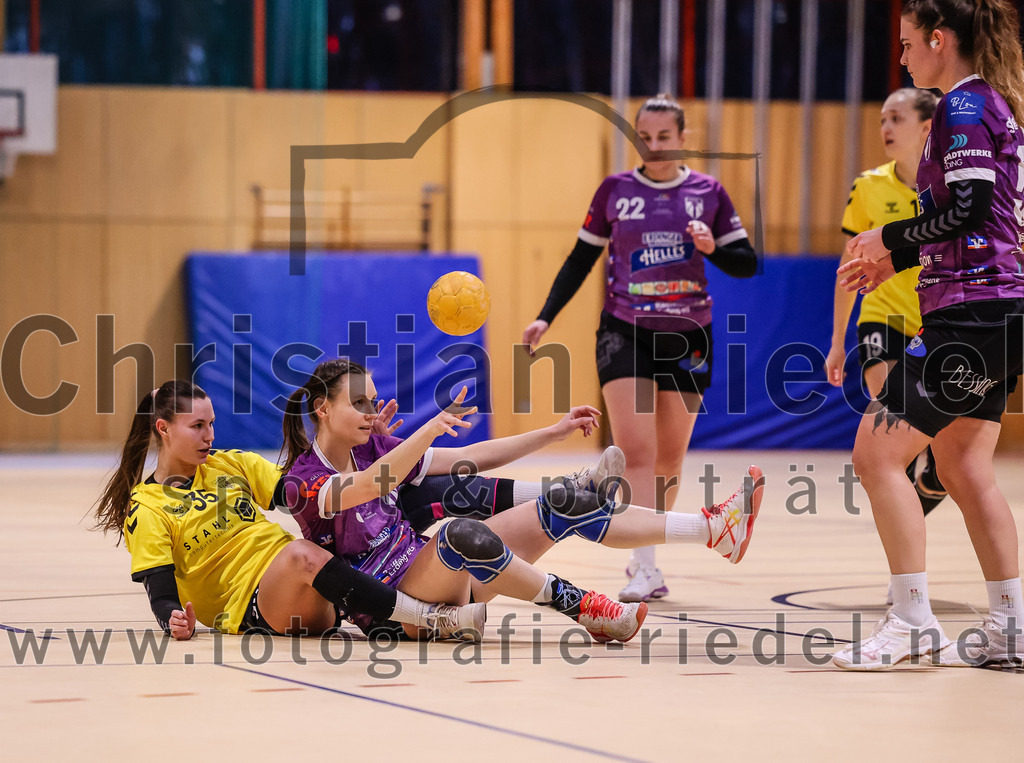 2025-01-11_042_SpVgg_Altenerding_gegen_HF_Scheyern | Erding, Deutschland, 11.01.2025:Handball, Bezirksoberliga Frauen Altbayern 2024 / 2024, 10. Spieltag, SpVgg Altenerding gegen HF Scheyern, Endergebnis: 20:23Verena Kirste (HF Scheyern, #35), Julia Kranich (SpVgg Altenerding, #9), Verena Kaiser (SpVgg Altenerding, #55)Foto: Christian Riedel / fotografie-riedel.net