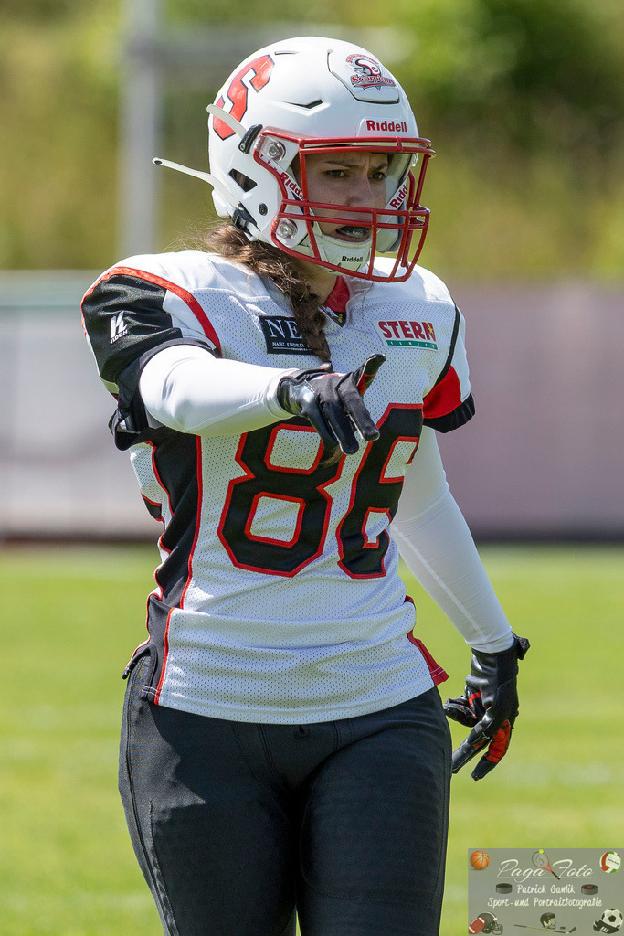 GFLW 1: German Football League Women 1: Rodgau Pioneers Ladies - Stuttgart Scorpions Sisters, 07.06.2026 | Angela Daniela Luzia Kächle (Stuttgart Scorpions Sisters #86) zeigt in eine Richtung, Freisteller, Portrait / Porträt, Rodgau Pioneers Ladies - Stuttgart Scorpions Sisters, Rodgau, Maingau-Energie-Stadion "Am Weichsee", 7.6.2026 - Realisiert mit Pictrs.com