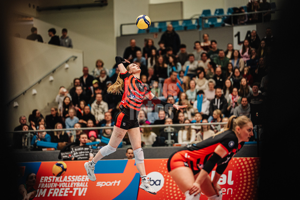 Volleyball | Frauen | Saison 2025/2026 | Volleyball Bundesliga | ETV Hamburger Volksbank Volleys vs. SSC Palmberg Schwerin | 17.01.2026 | Aufschlag von Alexa Sophie Thaden (#15, ETV Hamburger Volksbank Volleys)