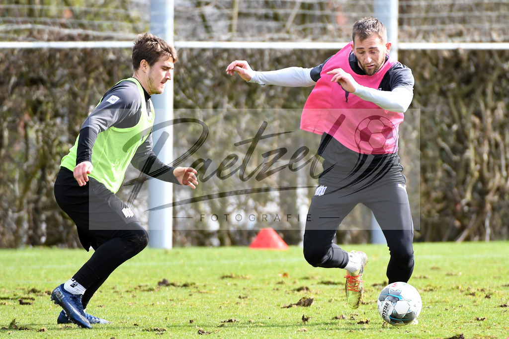 20200229_TRAOSN_0013 | Fussball, Herren: Benjamin Girth (VfL Osnabrueck) und Marc Heider (VfL Osnabrueck) im Zweikampf waehrend der Trainingseinheit des VfL Osnabrueck im Sportpark Illoshoehe am 29.02.2020 in Osnabrueck, Deutschland. - Realisiert mit Pictrs.com