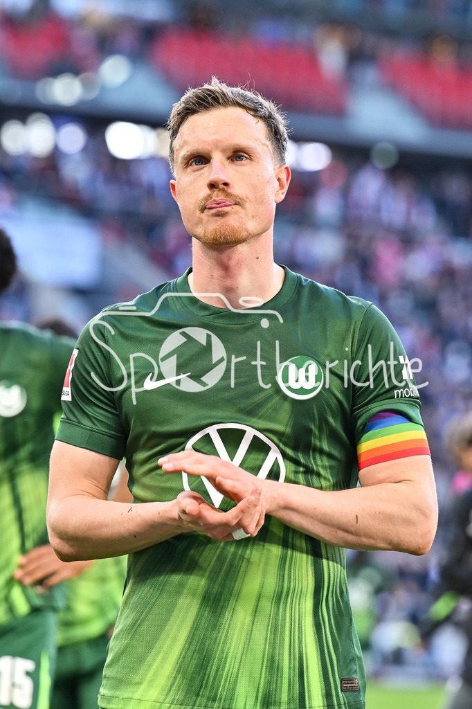 VfB Stuttgart - VfL Wolfsburg | STUTTGART, DEUTSCHLAND - 01. MÄRZ: hängende Köpfe und enttäuschte Blicke bei den Gästen nach dem Bundesligamatch zwischen dem VfB Stuttgart und dem VfL Wolfsburg am 24. Spieltag in der MHP-Arena / DFL REGULATIONS PROHIBIT ANY USE OF PHOTOGRAPHS AS IMAGE SEQUENCES AND/OR QUASI-VIDEO / Niederlage / Yannick GERHARDT (VfL Wolfsburg 31)
