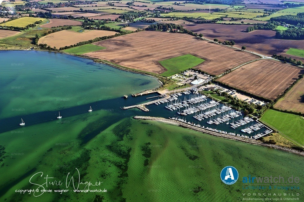 Luftbild Gelting Mole - Am Übergang der Flensburger Förde zur Ostsee. | Die Seenotrettungsstation Gelting der Deutschen Gesellschaft zur Rettung Schiffbrüchiger (DGzRS) befindet sich am Sportboothafen Gelting-Mole in Niesgrau (Schleswig-Holstein) und wurde 1981 gegründet. Die Station ist an der Geltinger Bucht an der Ostsee gelegen, am Übergang der Flensburger Förde zur Ostsee.