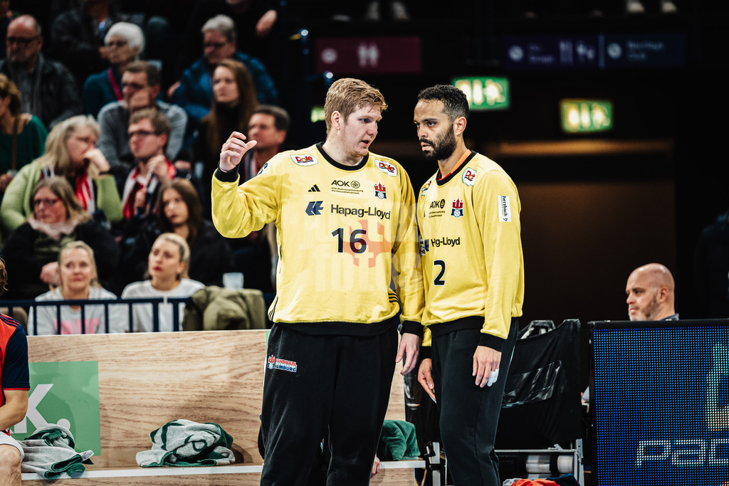 Handball | Männer | Saison 2024/2025 | DAIKIN Handball-Bundesliga | 10. Spieltag || Handball Sport Verein Hamburg vs. Füchse Berlin | 18.11.2024 | v.l. Robin Haug (#16, Handball Sport Verein Hamburg) und Mohamed El Tayar (#12, Handball Sport Verein Hamburg) im Gespräch