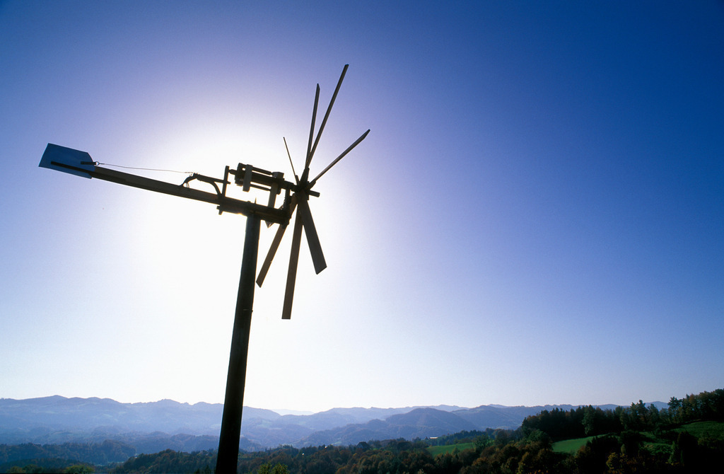 Klapotetz | Austria: Klapotetz gegen blauen Himmel. - Realisiert mit Pictrs.com