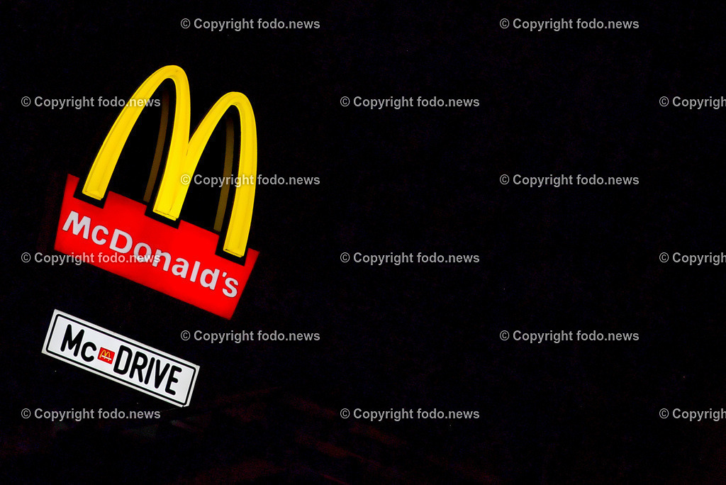 McDonalds_ 18.04.2025-7 | 18.04.2025, LINZ, AUT, Themenbild im Bild McDonalds, Restaurant, Fast Food, Essen, Trinken, Drive In, Mc Drive, Mc Cafe, Schild, Logo, Nacht, Finster, Dunkel, Leuchtreklame, Feature, Symbolbild