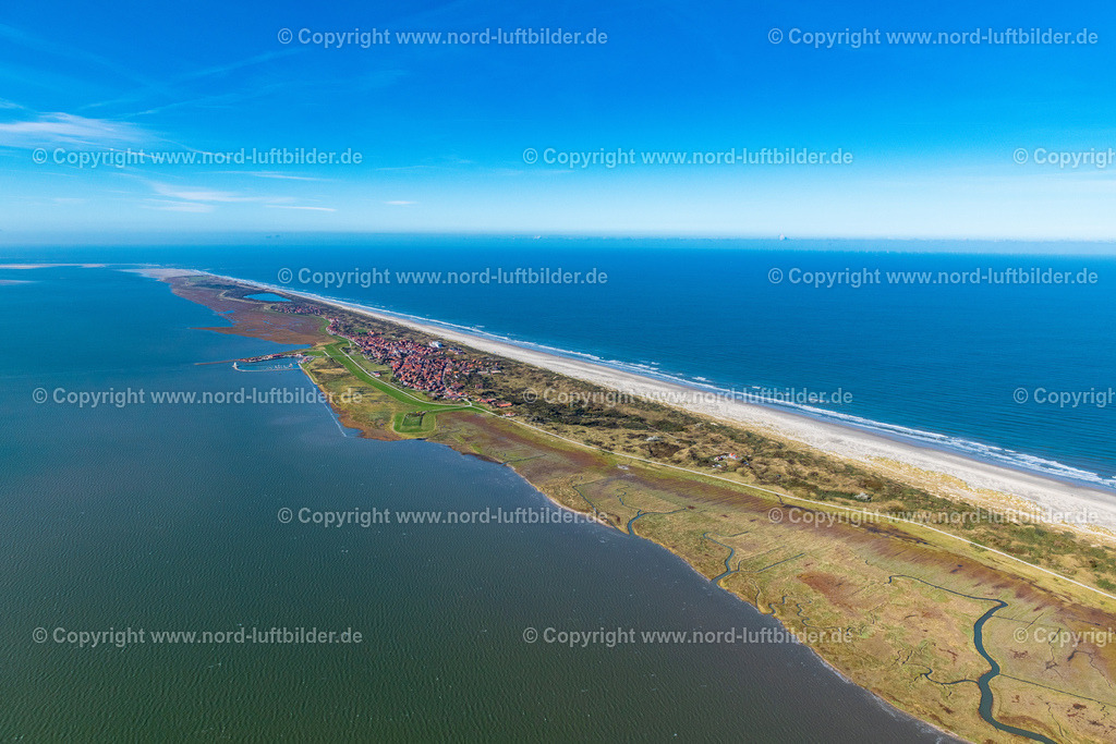 Juist_ELS_6579091022 | JUIST 09.10.2022 Inselbereich Juist mit dem Ortskern und Uferberich und Strand in Juist im Bundesland Niedersachsen, Deutschland. Weiterführende Informationen bei: Inselgemeinde und Kurverwaltung Juist. // Island area Juist with the village center in Juist in the state Lower Saxony, Germany. Further information at: Inselgemeinde und Kurverwaltung Juist. Foto: Martin Elsen