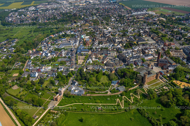 Zuelpich240501670 | Luftbild, Ortsansicht Wohngebiet mit Burg Zülpich, die Kurkölnische Landesburg mit drei Türmen und Ausssichtsturm ist eine historische Sehenswürdigkeit und ein Wahrzeichen, Kirchengarten und BurgSpielplatz Kirchengarten, Park am Wallgraben, katholische Pfarrkirche St. Peter Zülpich, Römerthermen Zülpich - Museum der Badekultur, Karl-Josef-Ernst-Platz und Weierturm, Zülpich, Nordrhein-Westfalen, Deutschland