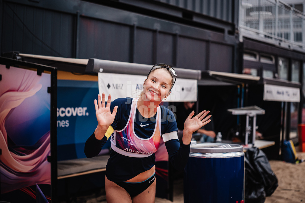 Beachvolleyball | Frauen | Allianz German Beach Tour 2025 | Tourstop Berlin | 22.08.2025 | Anna-Chiara Reformat läuft ins Stadion ein