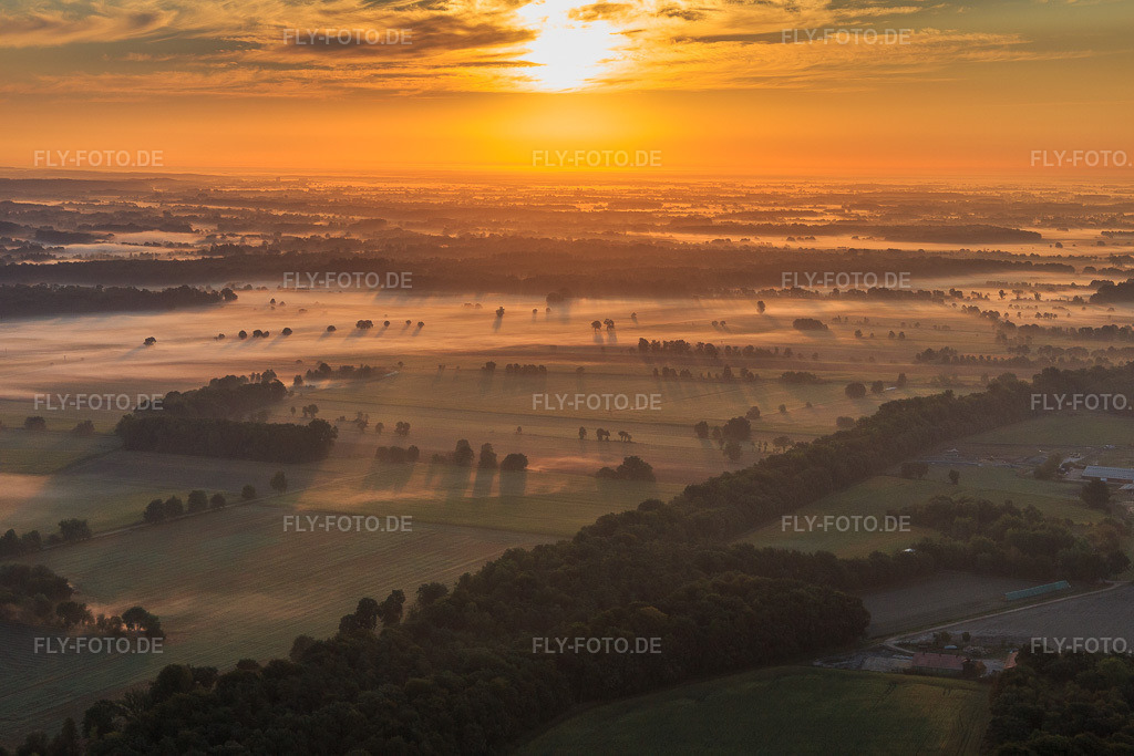 Luftbild: Sonnenaufgang über der Lüneburger Heide in Scharnebeck im Bundesland Niedersachsen in Deutschland. Foto: IMG_110177.jpg vom 18.08.2018 durch Werner Riehm/FLY-FOTO.de