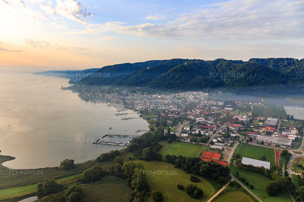 Luftbild: Stadtansicht am Ufer des Bodensees im Morgendunst im Ortsteil Bodman in Bodman-Ludwigshafen im Bundesland Baden-Württemberg in Deutschland. Foto: IMG_102867.jpg vom 26.08.2017 durch Werner Riehm/FLY-FOTO.de