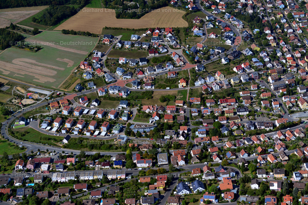 3650668 | HöCHBERG 13.09.2016 Wohngebiet - Mischbebauung der Mehr- und Einfamilienhaussiedlung  in Höchberg im Bundesland Bayern, Deutschland // Residential area - mixed development of a multi-family housing estate and single-family housing estate  in Höchberg in the state Bavaria, Germany Foto: Gerhard Launer