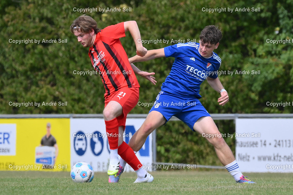 SpVg Eidertal Molfsee vs TSV Kronshagen | Hennes Gräfe (Molfsee #8) vs Ole Sand (TSVK #21)/ Fußball-Landesliga Schleswig Männer 2026/2027 / SpVg Eidertal Molfsee vs TSV Kronshagen / Platz A / Molfsee / 15.08.26 - Realisiert mit Pictrs.com