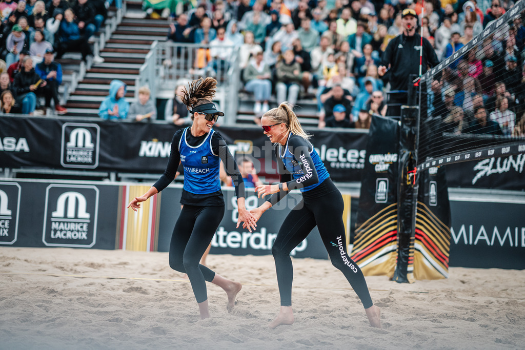 Beachvolleyball | Frauen | Queen and King of the Court | Hamburg | 02.06.2024 | v.l. Terese Cannon (USA) und Megan Kraft (USA) freuen sich