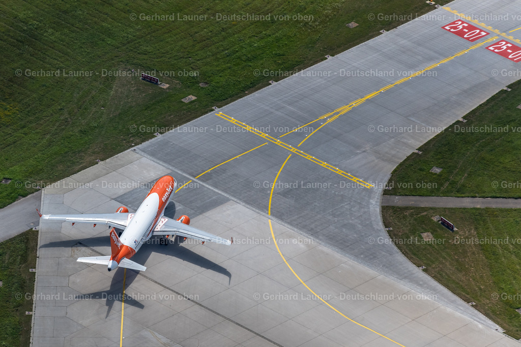 4034350 | FILDERSTADT 22.07.2020 Passagierflugzeug mit der Kennung OE-IJS der Fluggesellschafdt easyJet Europe vom Typ Airbus A320-200 beim Start auf dem Flughafen Stuttgart in Filderstadt im Bundesland Baden-Württemberg, Deutschland. Weiterführende Informationen bei: Flughafen Stuttgart GmbH,  easyJet Airline Company Limited. // Passenger aircraft with the registration OE-IJS of the airline easyJet Europe of the type Airbus A320-200 taking off at Stuttgart Airport in Filderstadt in the state Baden-Wuerttemberg, Germany. Further information at: Flughafen Stuttgart GmbH,  easyJet Airline Company Limited. Foto: Gerhard Launer