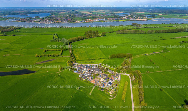 Kleve240402633RheinueberflutungsflaecheSchenkenschanz | Luftbild, Wohnsiedlung Ortsteil Schenkenschanz mit Hochwasserschutzmauer, Rheinüberflutungsfläche, umgeben von Wiesen und Feldern, hinten der Fluss Rhein und die deutsch-niederländische Grenze mit dem Ort Tolkamer, Fernsicht, Schenkenschanz, Kleve, Niederrhein, Nordrhein-Westfalen, Deutschland