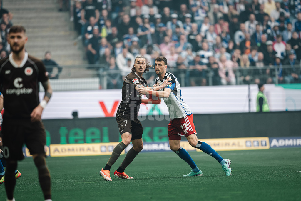 Fußball | Männer | Saison 2023/2024 | 2. Fußball-Bundesliga | 32. Spieltag | Hamburger SV vs. FC St. Pauli  | 03.05.2024 | Schiebeduell zwischen Jackson Irvine (#7, FC St. Pauli) links und Jonas Meffert (#23, HSV) rechts