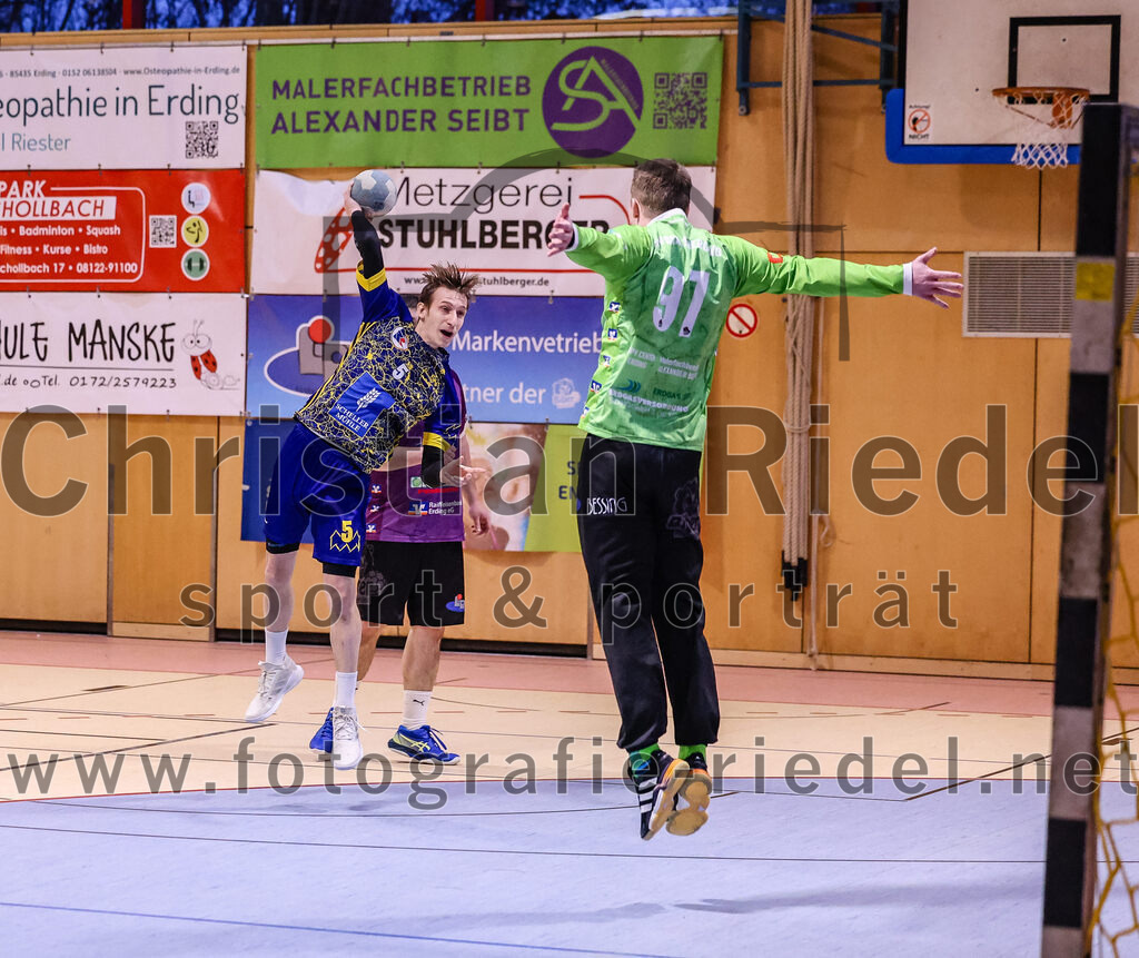 2024-12-14_065_SpVgg_Altenerding_gegen_MTV_Pfaffenhofen | Erding, Deutschland, 14.12.2024:Handball, Bezirksoberliga Männer 2024 / 2025, 10. Spieltag, SpVgg Altenerding gegen MTV Pfaffenhofen, Endergebnis: 32:30Tobias Rohrmeier (MTV Pfaffenhofen, #5), Torwart Ferdinand Mayer (SpVgg Altenerding, #97)Foto: Christian Riedel / fotografie-riedel.net