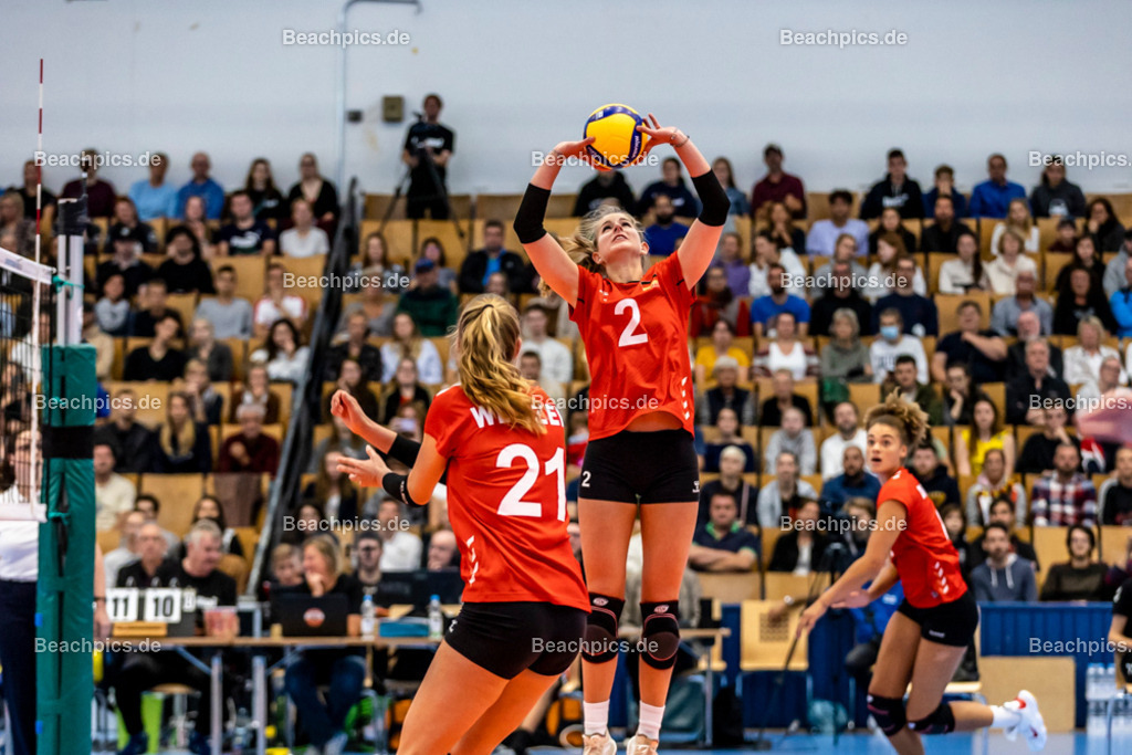 2022-00063270-Testspiel-Deutschland-Brasilien | Zuspiel pia KÄSTNER #2 (Zuspiel) GER mit Camilla WEITZEL #21 (Mittelblock) GER und Kimberly DREWNIOK #8 (Diagonal) GER,  17.09.2022; Berlin Foto: Gerold Rebsch - www.beachpics.de
