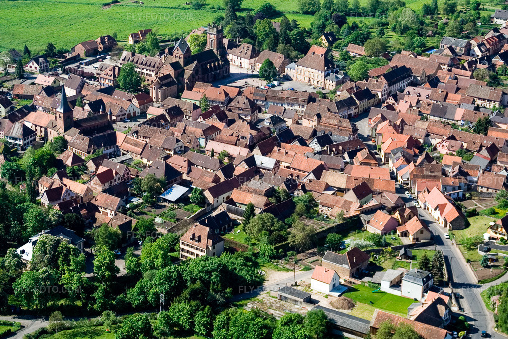 Aerial view: View of the town in Neuwiller-lès-Saverne in the state Bas-Rhin, France. – Photo: IMG_10876.jpg taken on 05/12/2008 by Werner Riehm/FLY-FOTO.com – Resolution of the original: 3275 x 2184 px